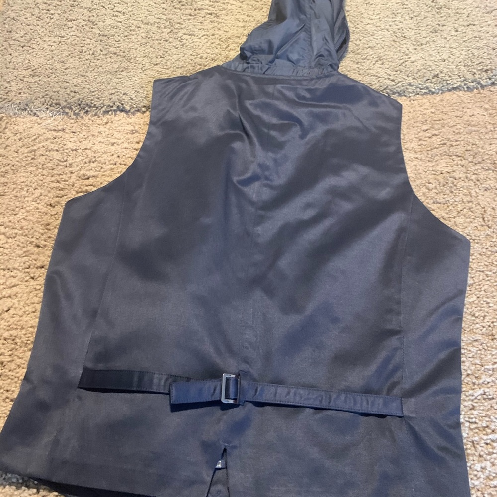 Vest - Picture 3 of 4